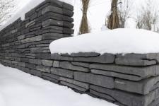 Nie posypuj kostki solą! Lepiej nie robić tego zimą!