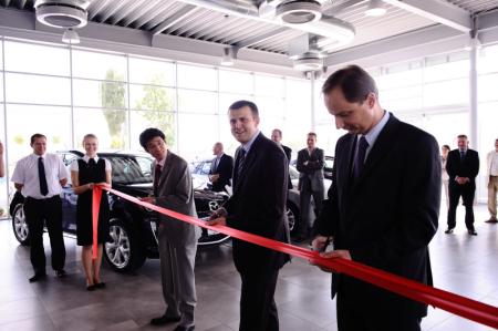 (od lewej) Masaharu Kondo (Mazda Motor Poland), Tomasz Stępień i Jacek Jurgielaniec (Mirosław Wróbel