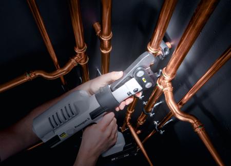 Praktyczne zaciskarki Viega pozwalają na wyjątkowo łatwy montaż złączek, nawet w ciężkich warunkach.