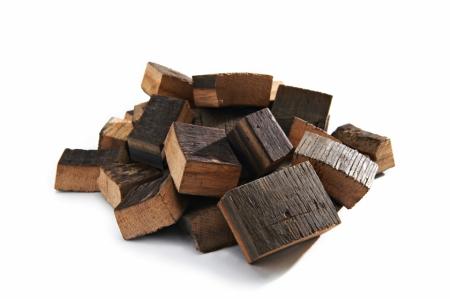 kawałki drewna do grillowania z beczki po winie