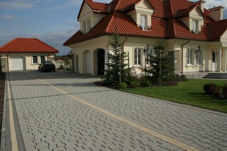 Na zdjęciu długi podjazd wyznacza strefę komunikacyjną. Klasyczna i szlachetna kostka Piazza z linii