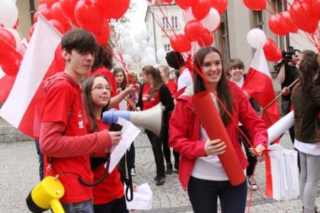 3 maja 2013 - przemarsz jeleniogórskiej młodzieży zachchęcający wszystkich do świętowania
