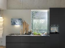 Kuchnia urządzona w trendzie powrotu do natury