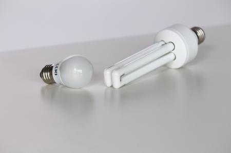 OSRAM MINI BULLET (z lewej) z 2010 i jedno z pierwszych energooszczędnych źródeł światła (1985 r.)