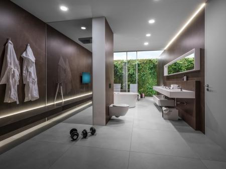 Ścianka o pełnej wysokości znakomicie nadaje się do oddzielenia strefy prysznica, z odpływem na pozi