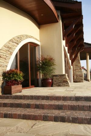 Poza indywidualną estetyką, Marabella posiada cechy właściwe betonowym kamieniom elewacyjnym