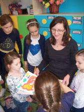 Czytają i dzielą się książką. W Społecznej Szkole Podstawowej nr 11