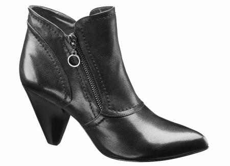 Eleganckie modele z krótszymi cholewkami wykonane będą z lakierowanego, czarnego tworzywa.