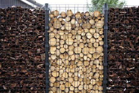 Murek gabionowy wypełniony pniami i korą