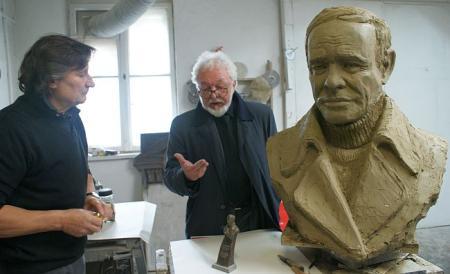 Roman Kosmala z prezesem Fundacji Romualdem Grząślewiczem przy projekcie obelisku.