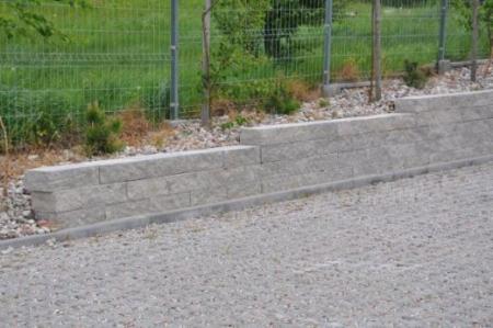 Polbruk Grando w roli ozdobnego murku oddzielającego roślinność od nawierzchni  Fot. Polbruk