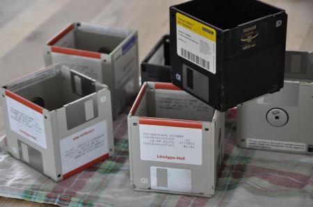 Stare dyskietki dzięki upcyklingowi mogą stać się pojemnikami na art. biurowe