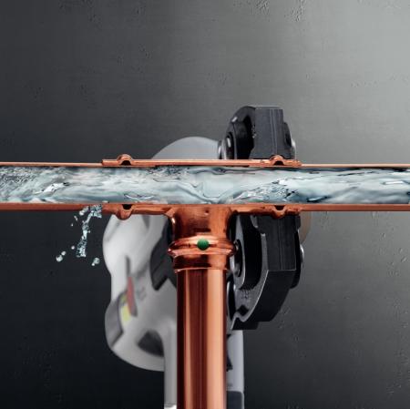 W technologii firmy Viega złączka jest zaciskana jednocześnie przed i za karbem, co gwarantuje znacz