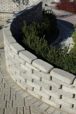 Murki oporowe – jak ukształtować nierówny teren ogrodu