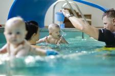 Niemowlaki na basenie odkrywają wodny świat