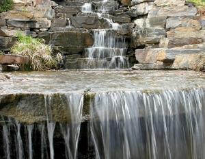 oczko wodne z kaskadą