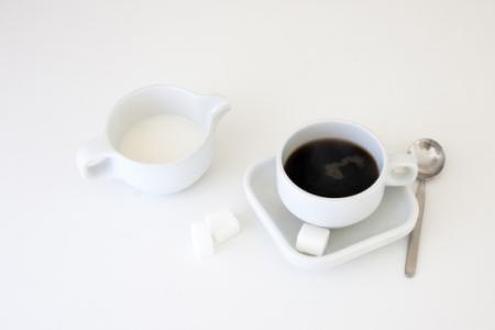 Poranna kawa smakuje lepiej w gustownym serwisie