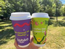 Aromatyczna kawa w wakacyjnym stylu. w limitowanej serii kubków na lato od Żabki