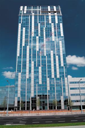 Ratusz miejski w Wilnie. Fasada z prefabrykowanych modułów z profili aluminiowych Reynaers