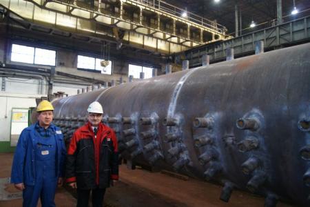 Jerzy Kowalik (z prawej), dyrektor Wytwórni w RAFAKO S.A., przyznaje, że produkcja walczaka to długi