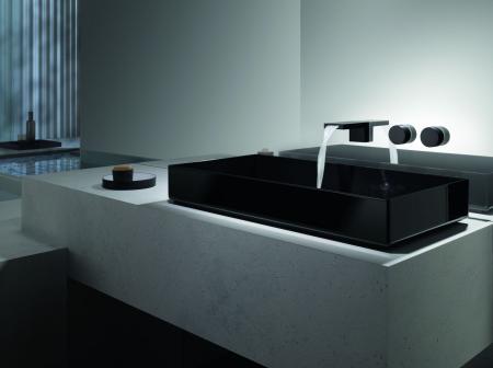 Matowe powierzchnie kontrastują z przeszkleniami i lustrem, nawiązując do rzeźby Deque.