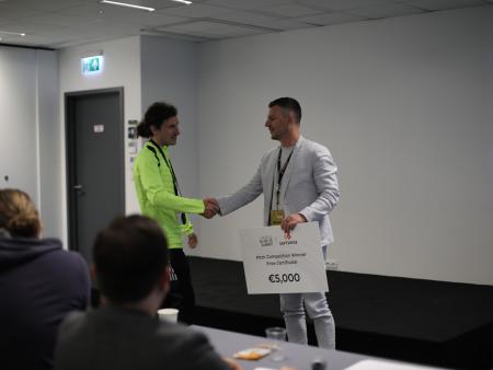 Wręczanie nagrody specjalnej od SOFTSWISS podczas Angel Band Summit