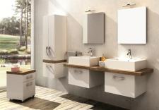 Świeże połączenie bieli i drewna w łazience