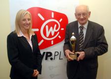Statuetka "Człowieka Roku 2007” w rękach Władysława Bartoszewskiego