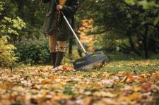 Sprzątamy liście z trawnika – jesienne porządki z Fiskars