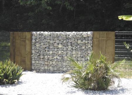 Murek gabionowy wypełniony otoczakami