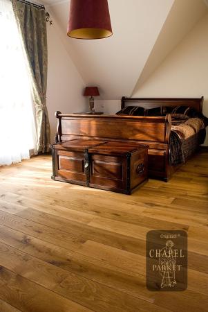 Zakup drewnianej podłogi to inwestycja na lata; bardzo ważny jest wybór odpowiednich desek oraz spos