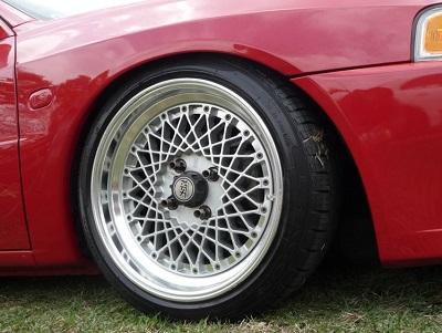 pojazd z markowymi felgami