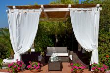 Przyjemny relaks w cieniu ogrodowego baldachimu