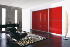 Meble na wysoki połysk w aranżacji mieszkania