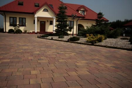 Umiejętnie dobrana nawierzchnia będzie współgrała kolorystycznie nie tylko z dachem domu, ale równie