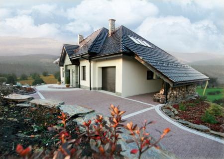 Podjazd oprócz dopasowania do otoczenia pełni ważną funkcję użytkową