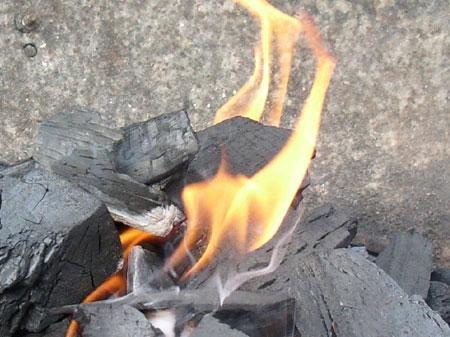 Płonący węgiel na grillu