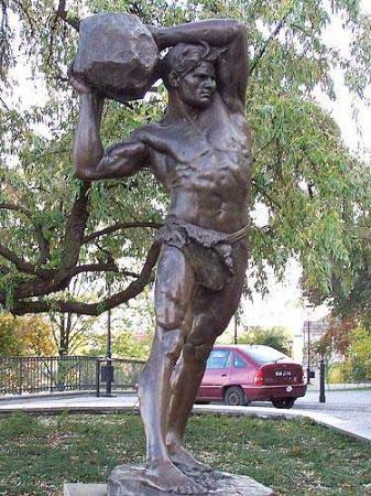 Mężczyzna z głazem